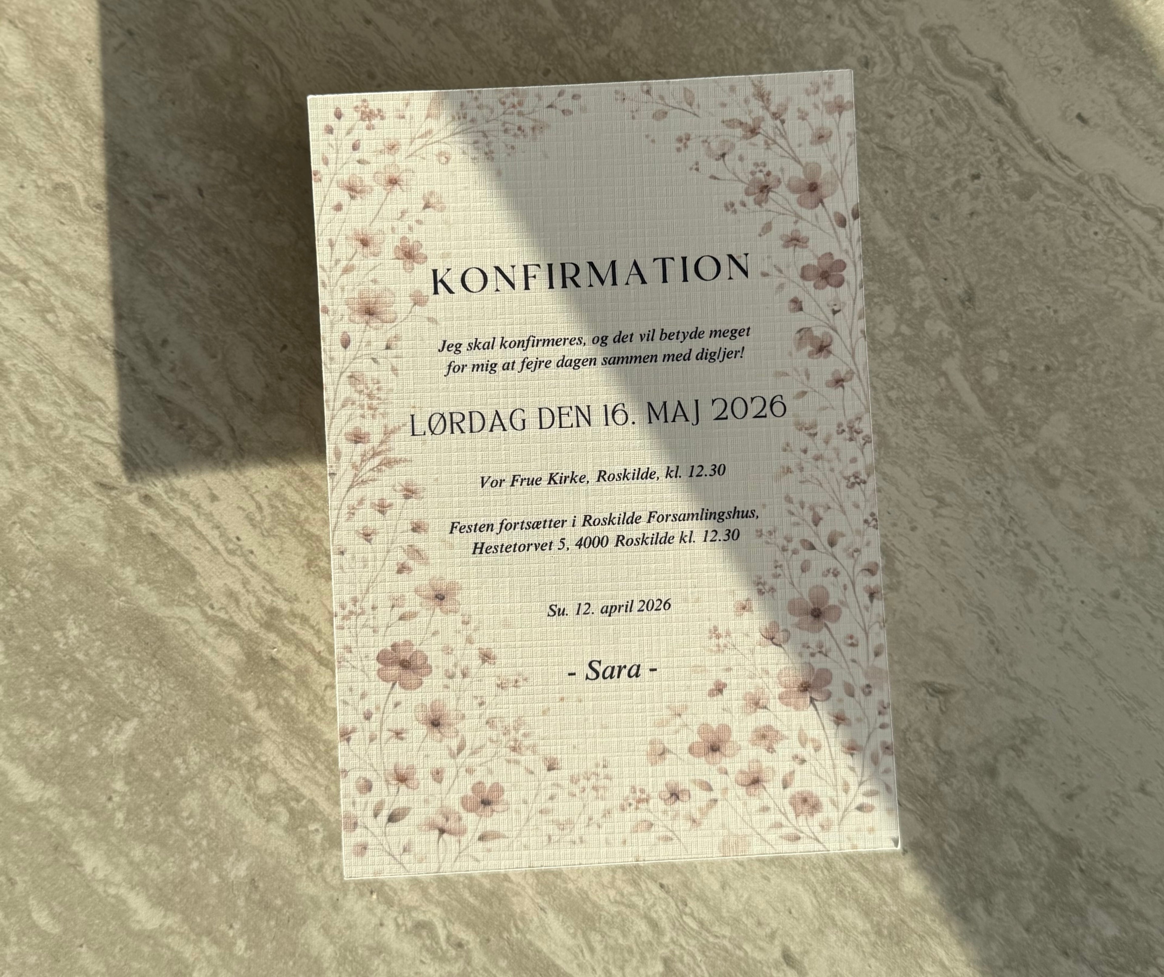 Konfirmationsinvitation - Soft Beige Flowers